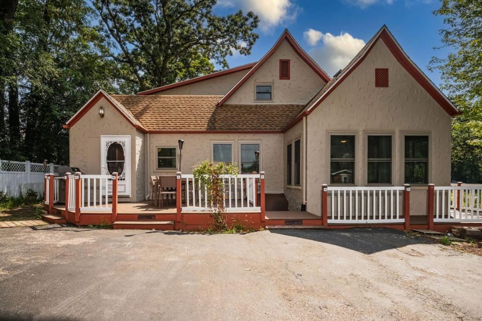 Whimsical Historic Getaway Near Golf Skiing and Wisconsin Southern Lakes House in Powers Lake