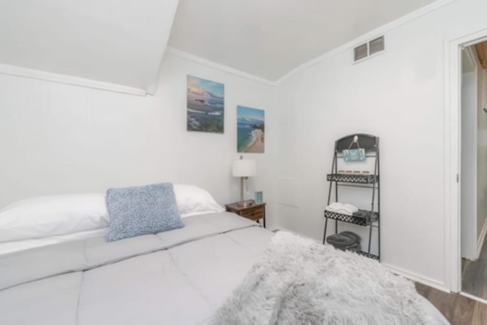 2BR Shoreside Retreat w Beach Access Interiors House in Rochester