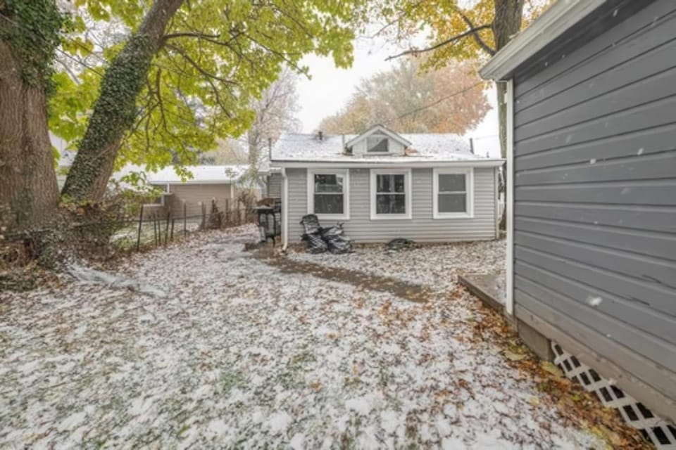 2BR Shoreside Retreat w Beach Access Interiors House in Rochester