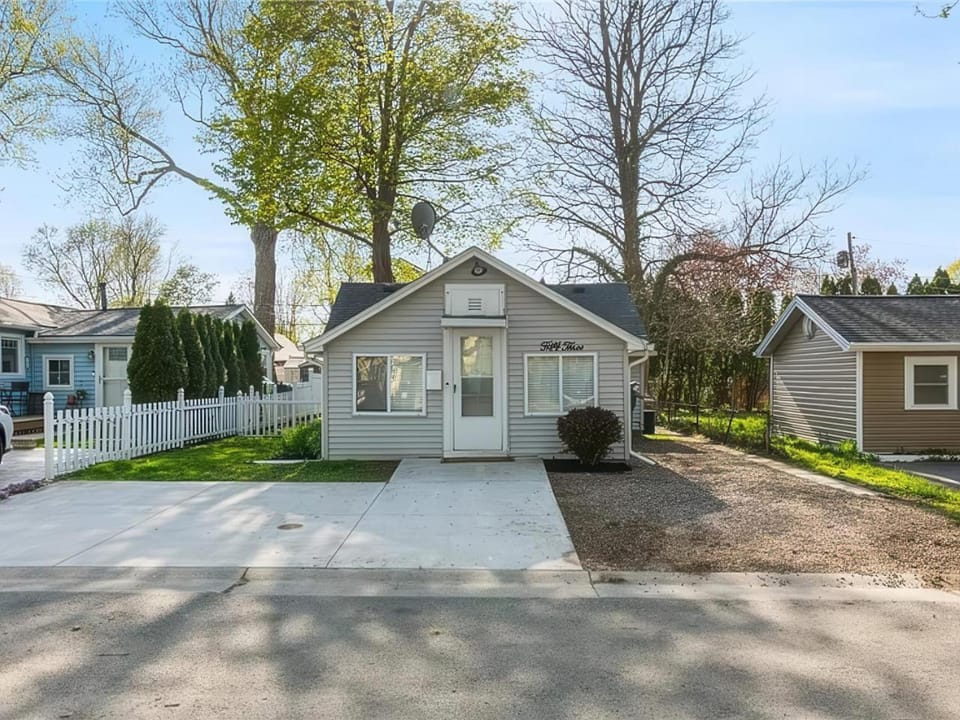 2BR Shoreside Retreat w Beach Access Interiors House in Rochester