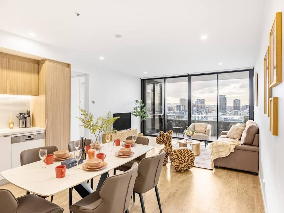 Stylish 2BR Unit with Pool and Gym in South Brisbane Apartment in Brisbane