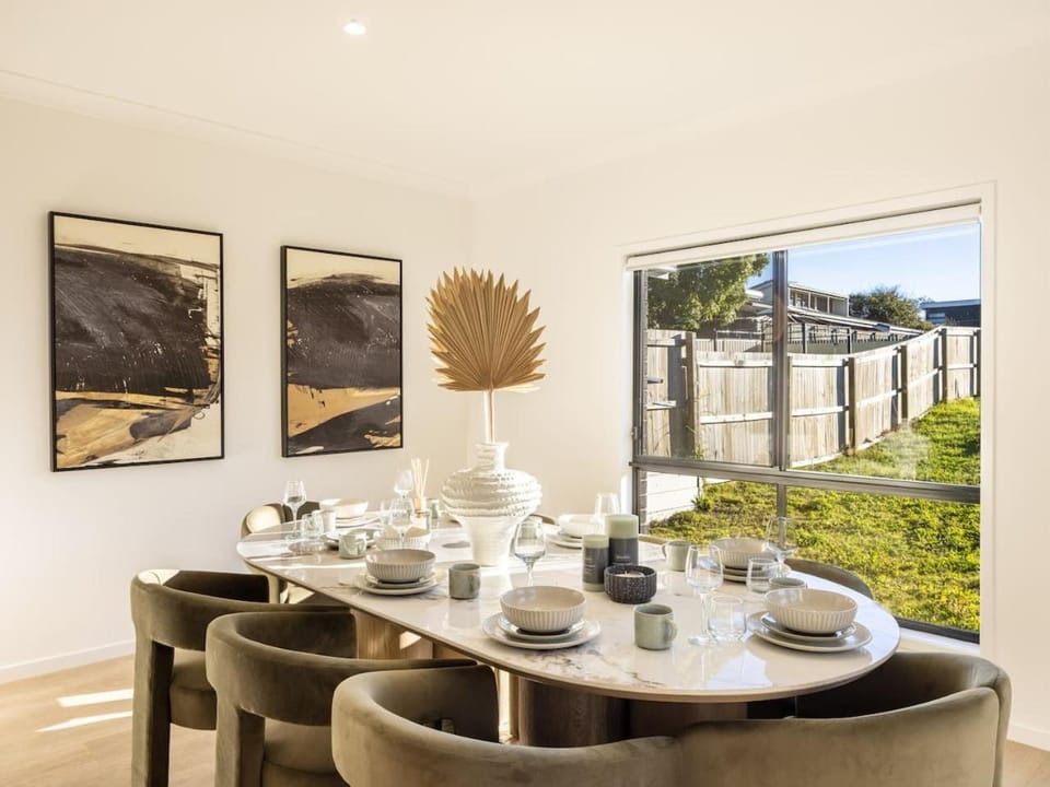 Grand Luxe Oasis Prime Location Balcony and Patio House in Brisbane
