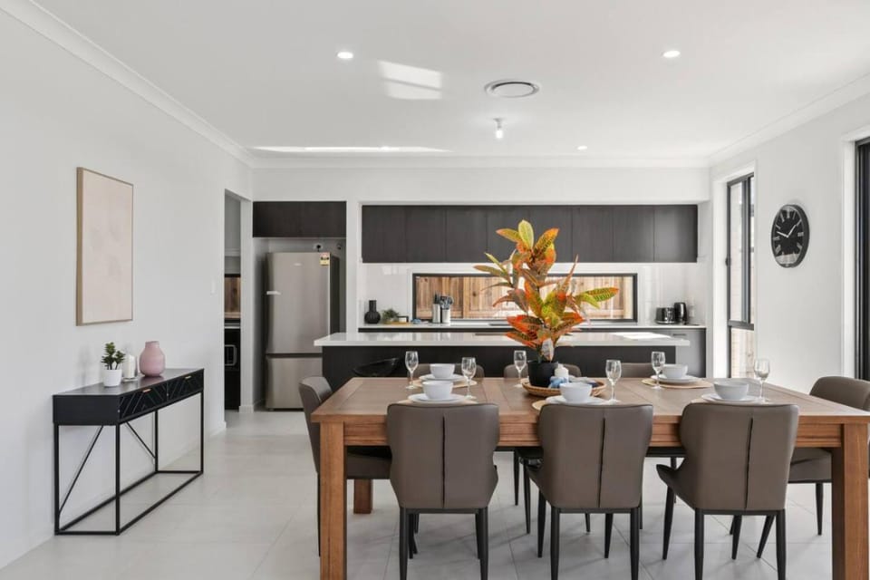 Spacious 6BR Home Near Beach in Victoria Point House in Redland Bay