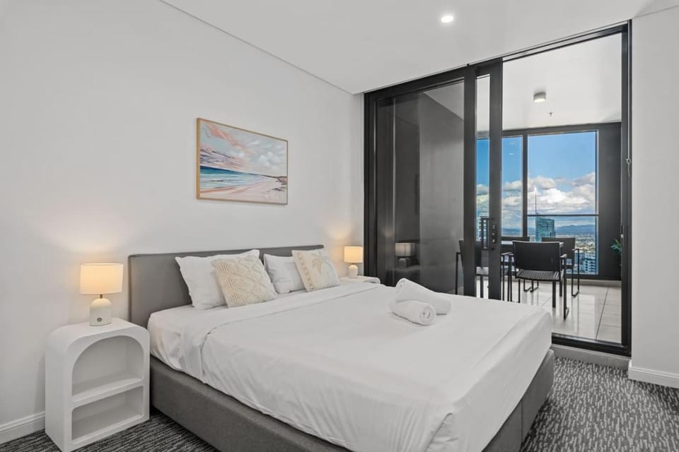 SkyHigh Ocean Luxe Balcony and Resort Amenities Apartment in Surfers Paradise