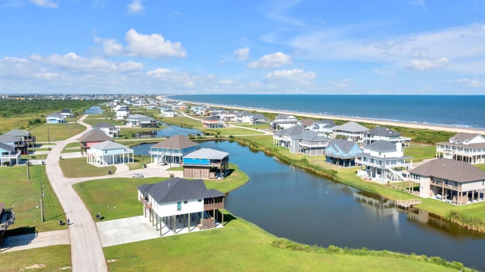 Beachfront • Outdoor Lounge + Parking House in Texas City
