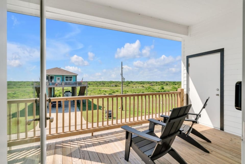 Beachfront • Outdoor Lounge + Parking House in Texas City