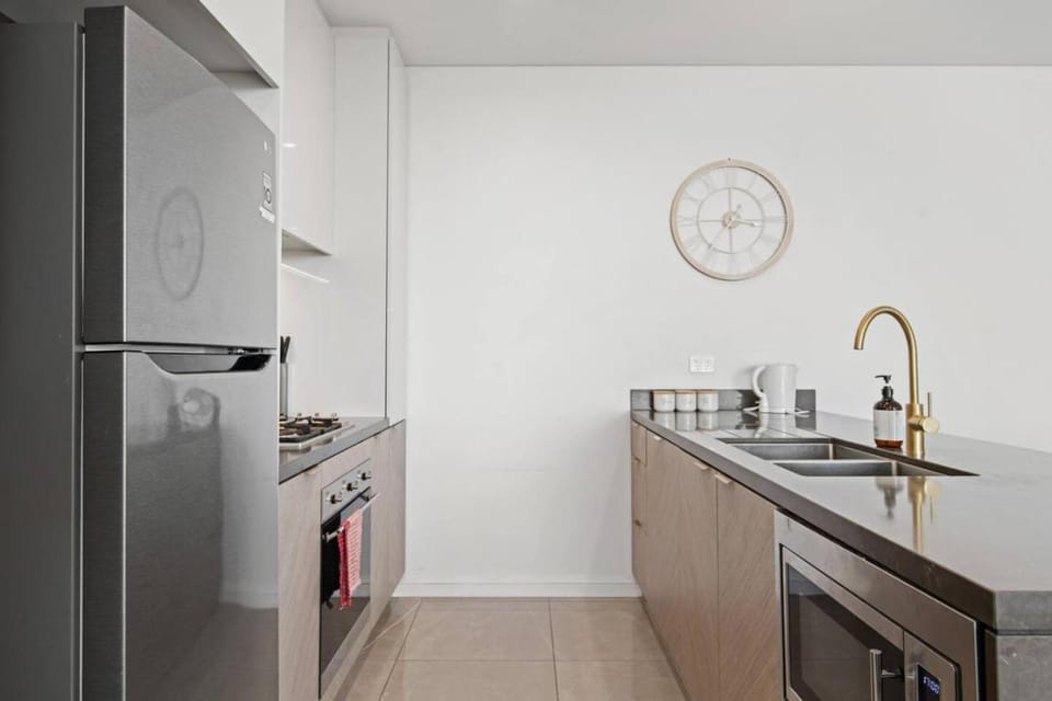 Oceanfront Luxury 2BR with Balcony and Views Apartment in Surfers Paradise