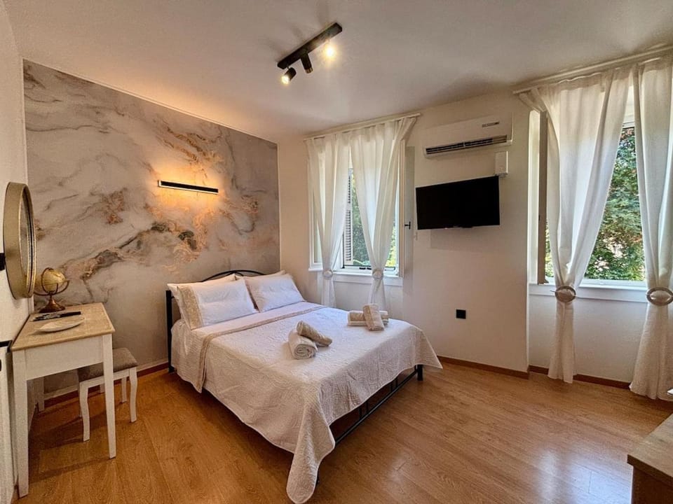 Bed, TV and multimedia, Photo of the whole room, Bedroom