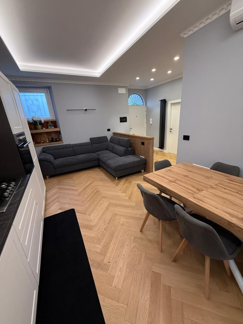 TV and multimedia, Kitchen or kitchenette, Living room, Seating area, Dining area