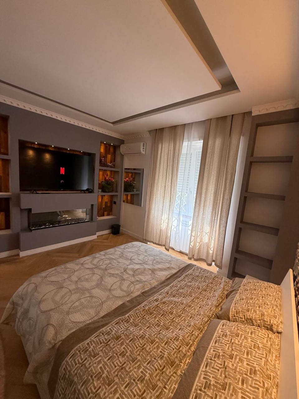 Bed, TV and multimedia, Photo of the whole room, Bedroom