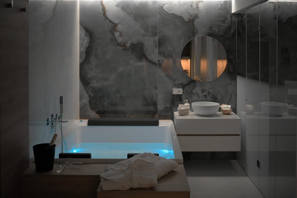 Bathroom, Swimming pool, Bath, towels