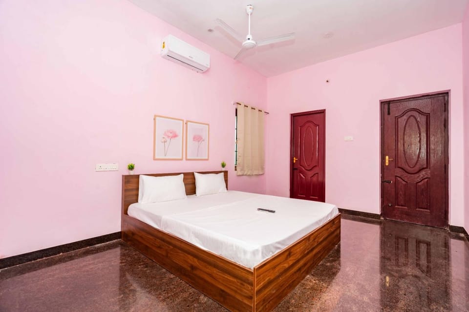 Bed, Photo of the whole room, Bedroom, air conditioner
