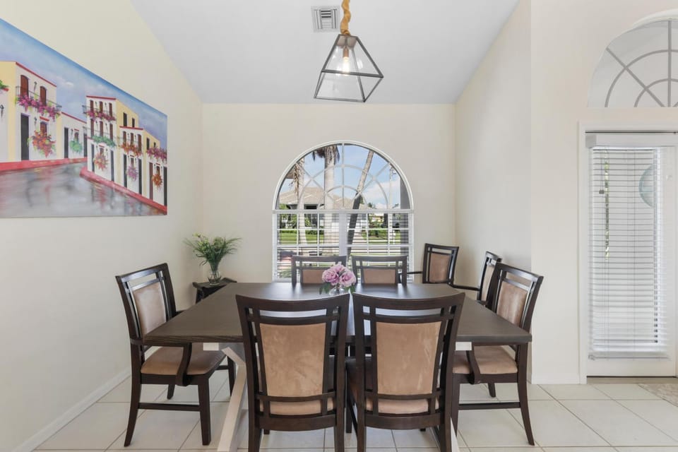 Seaside waterfront home with heated pool and dock House in Marco Island