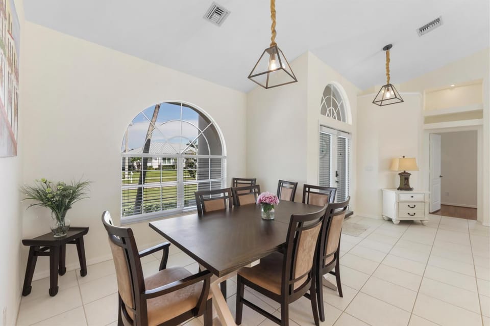 Seaside waterfront home with heated pool and dock House in Marco Island