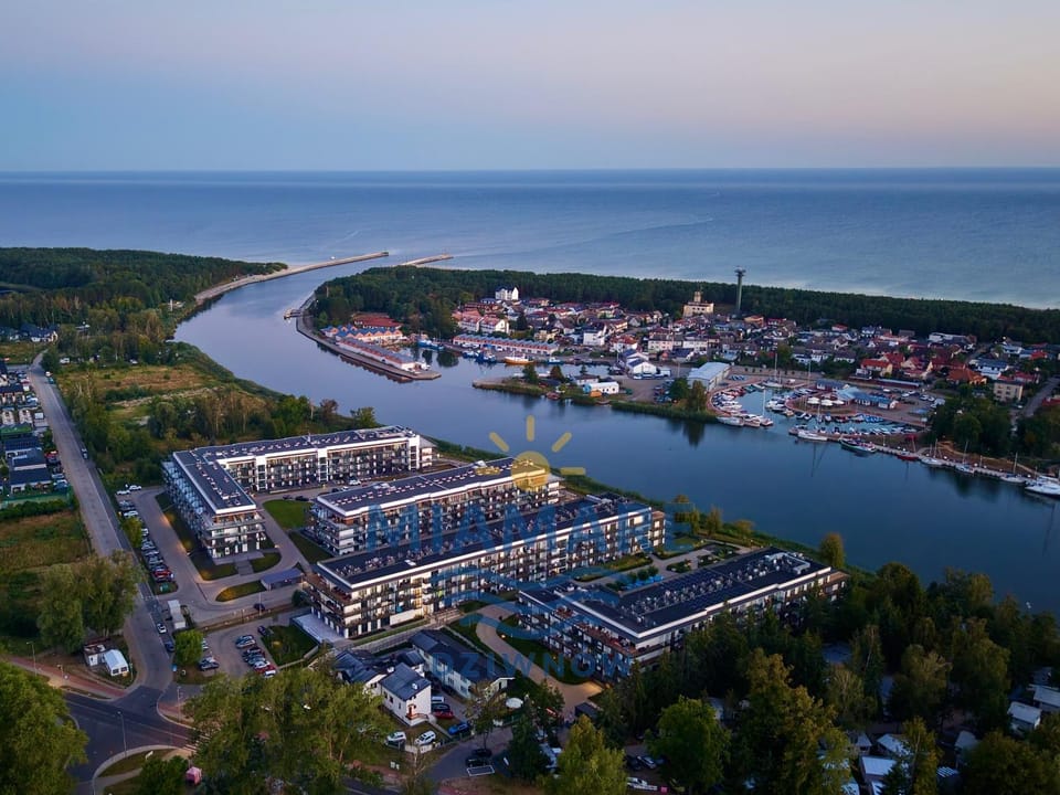 Property building, Neighbourhood, Natural landscape, Bird's eye view, River view, Sea view