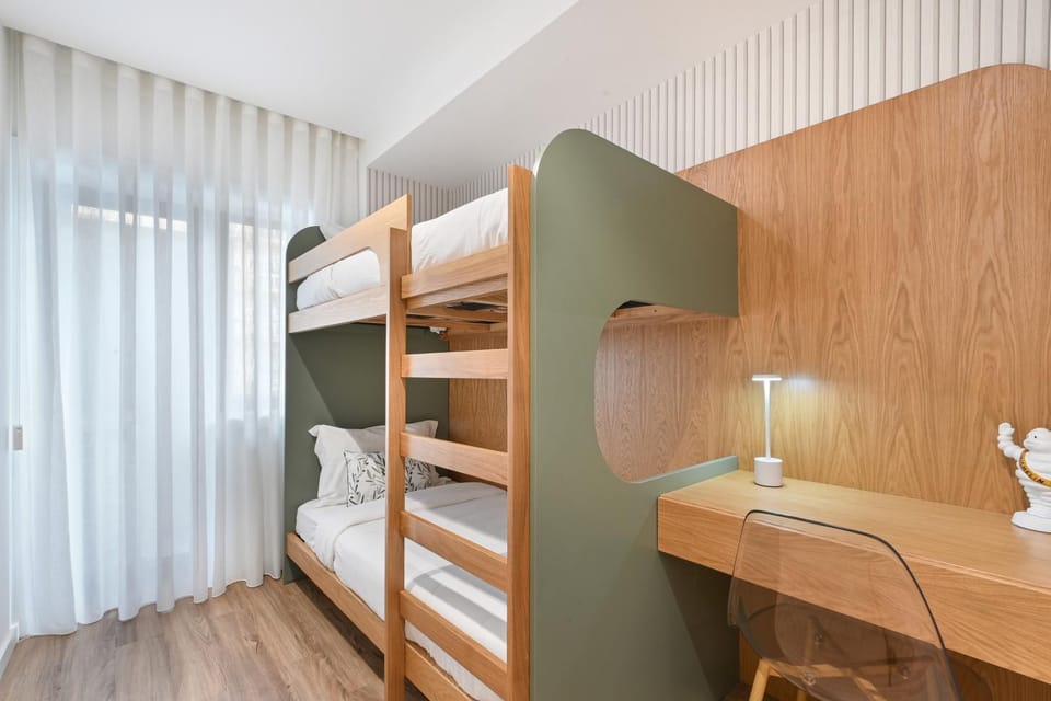 Seating area, Bedroom, bunk bed