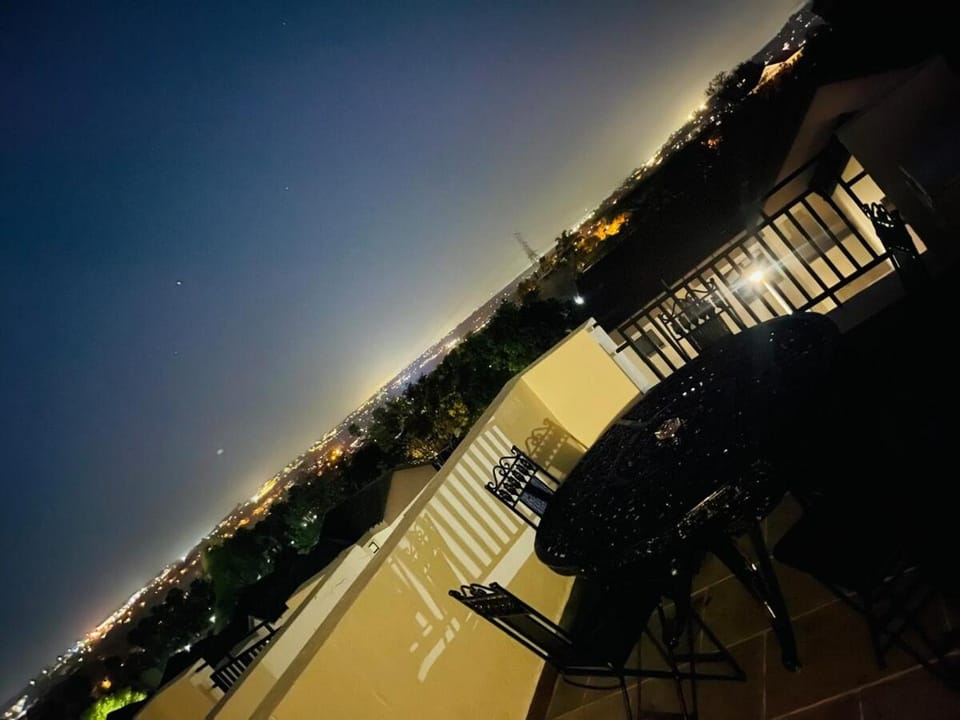 The Icons Lounge - Exclusive Penthouse in Fourways with Pool Table Apartment in Sandton