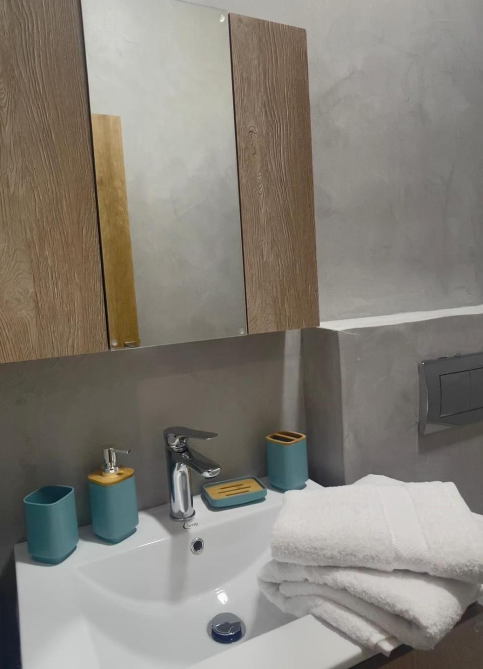 Toilet, towels