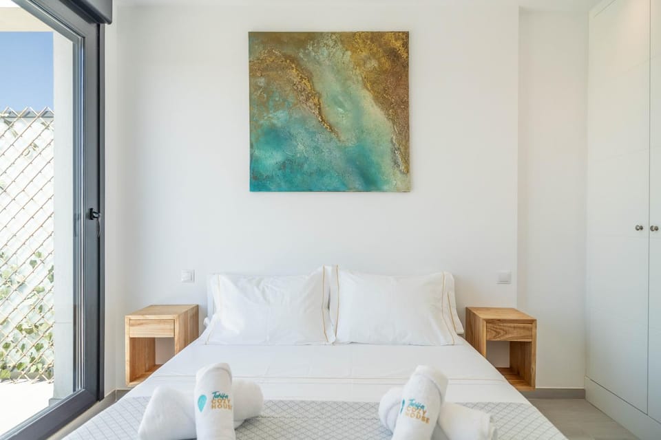 Bed, Photo of the whole room, Bedroom, towels
