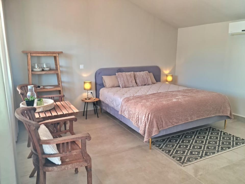 Bed, Seating area, Bedroom