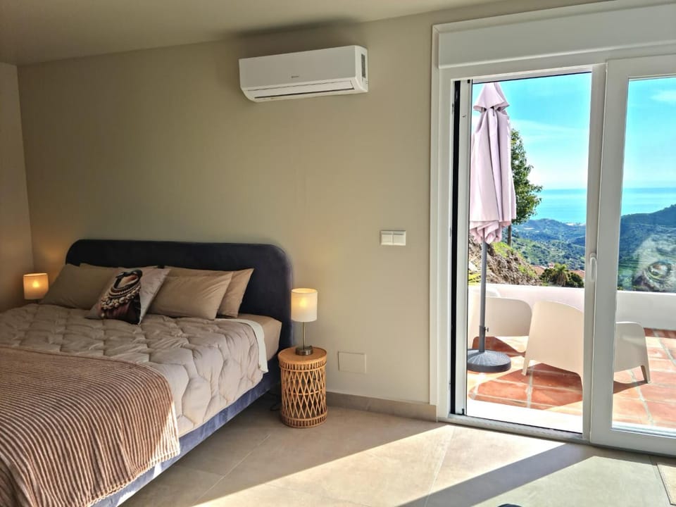 Bed, Bedroom, Sea view