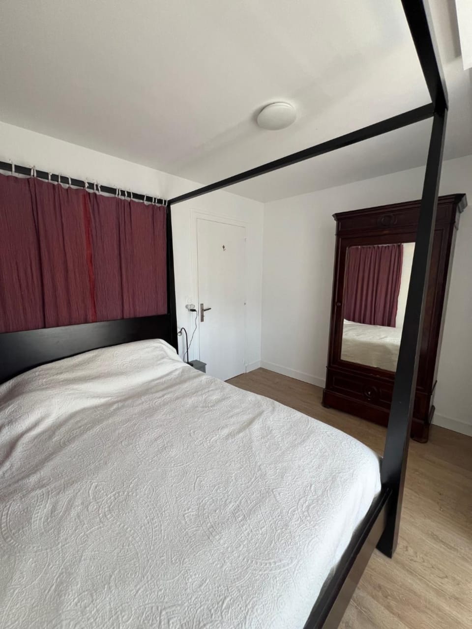 Photo of the whole room, Bedroom