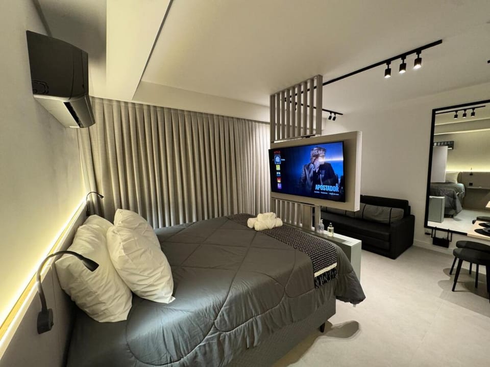 Bed, TV and multimedia, Bedroom