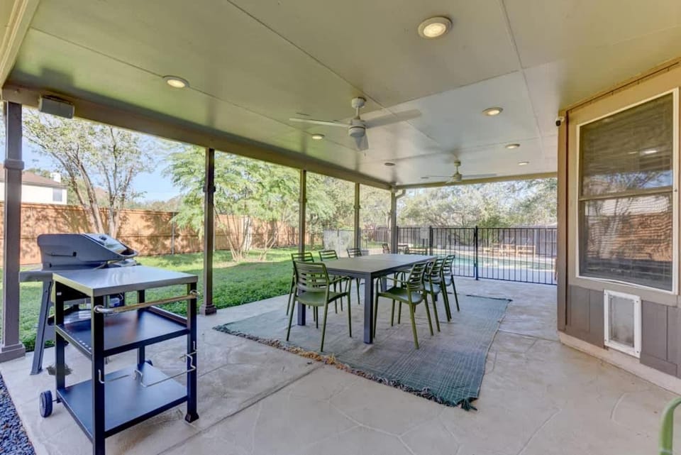 Pool-Hot Tub-Putting Green-Arcade-Oasis House in Austin