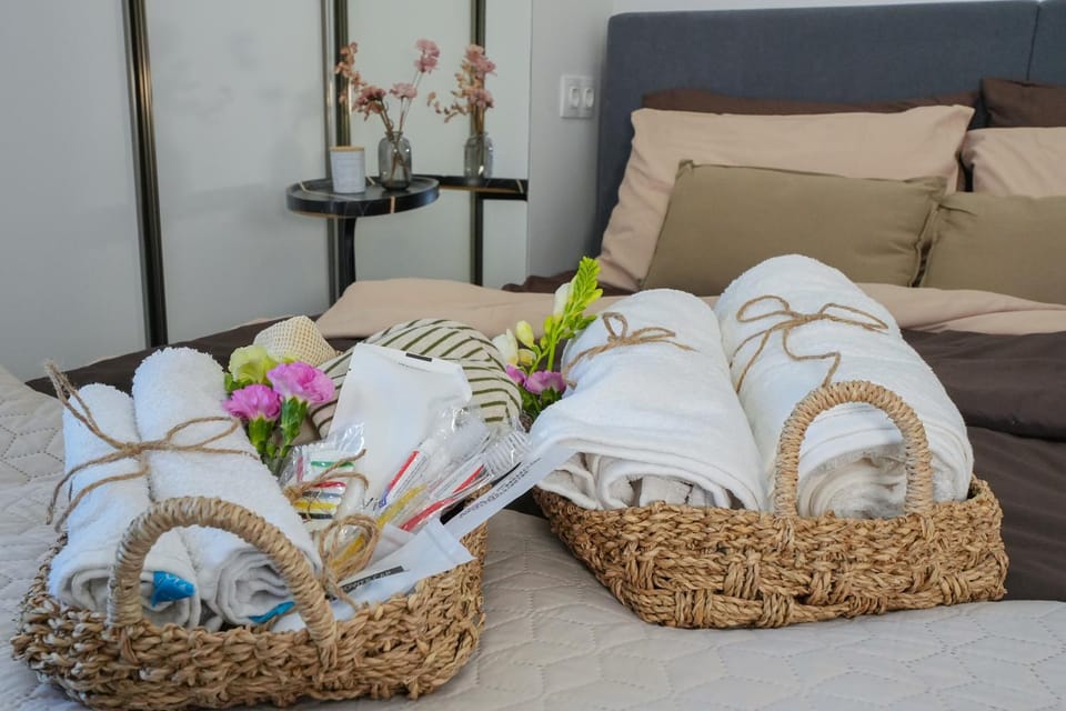 Bedroom, towels