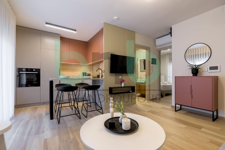 TV and multimedia, Kitchen or kitchenette, Photo of the whole room, Dining area, oven, air conditioner