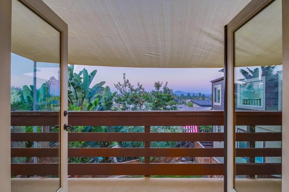 3BRB with Bonus Bedroom, Hot Tub, Tropical Oasis House in San Diego