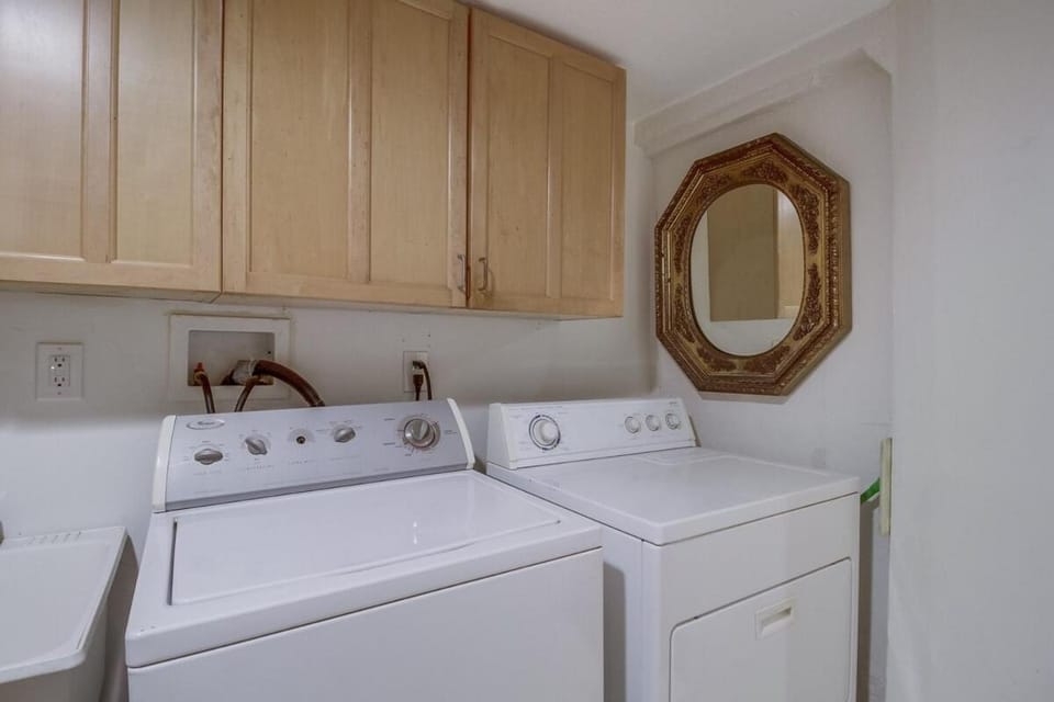 3BRB with Bonus Bedroom, Hot Tub, Tropical Oasis House in San Diego