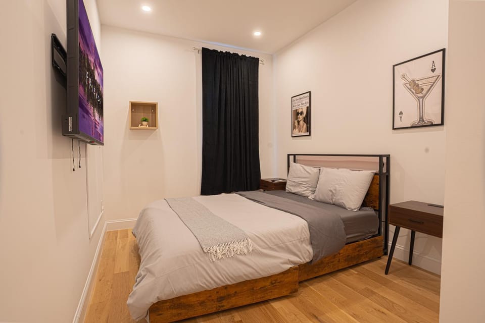 Bed, TV and multimedia, Photo of the whole room, Bedroom
