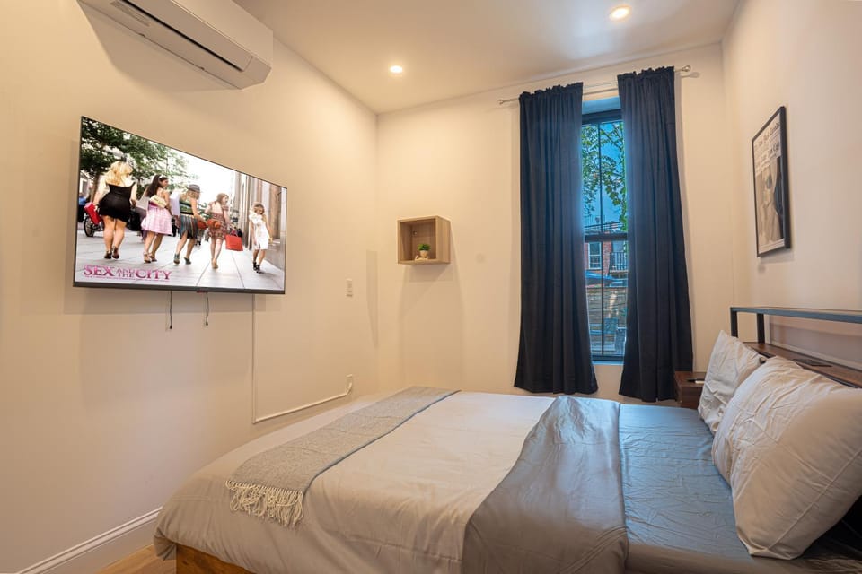 Bed, TV and multimedia, Photo of the whole room, Bedroom, air conditioner