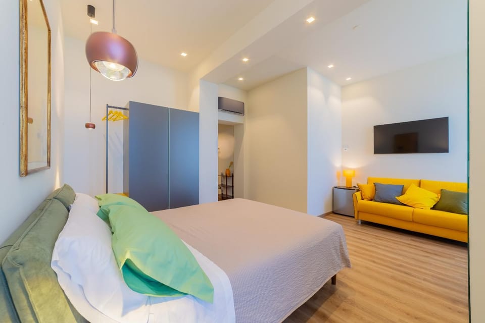 Bed, TV and multimedia, Seating area, Bedroom, wardrobe, air conditioner