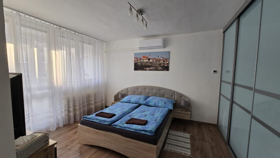 Bed, air conditioner