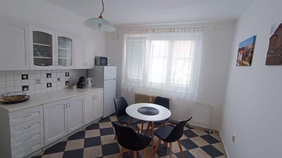 Kitchen or kitchenette, Dining area, stove