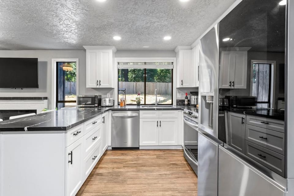Tualitin Retreat Big Backyard House in Clackamas County