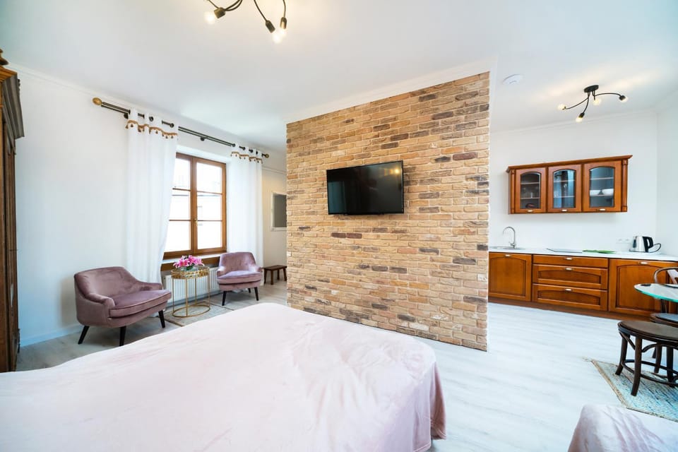 Bed, TV and multimedia, Living room, Seating area, Bedroom