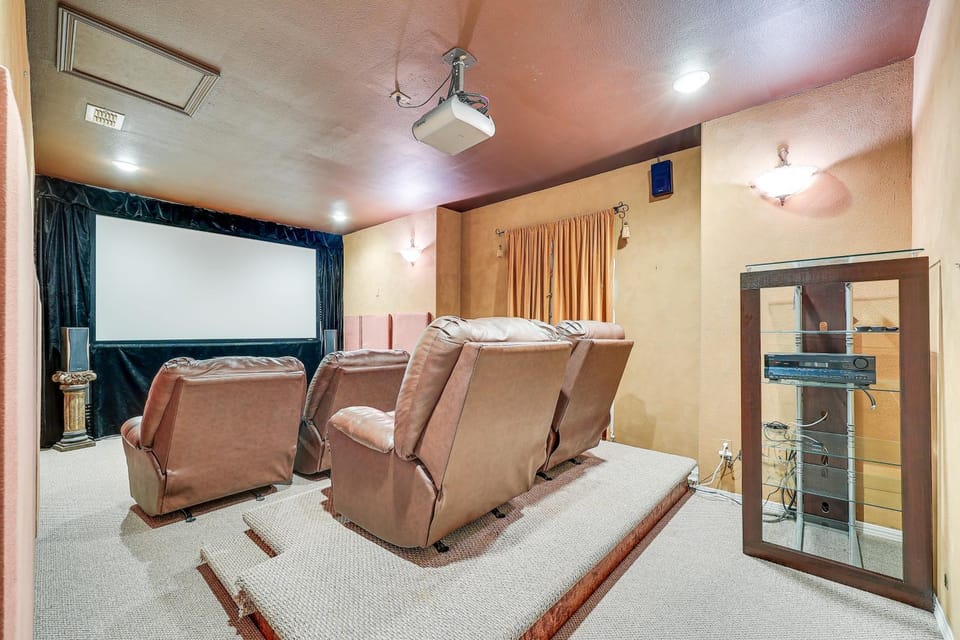Private Theater & Pool: Spacious Mission Home House in Mission