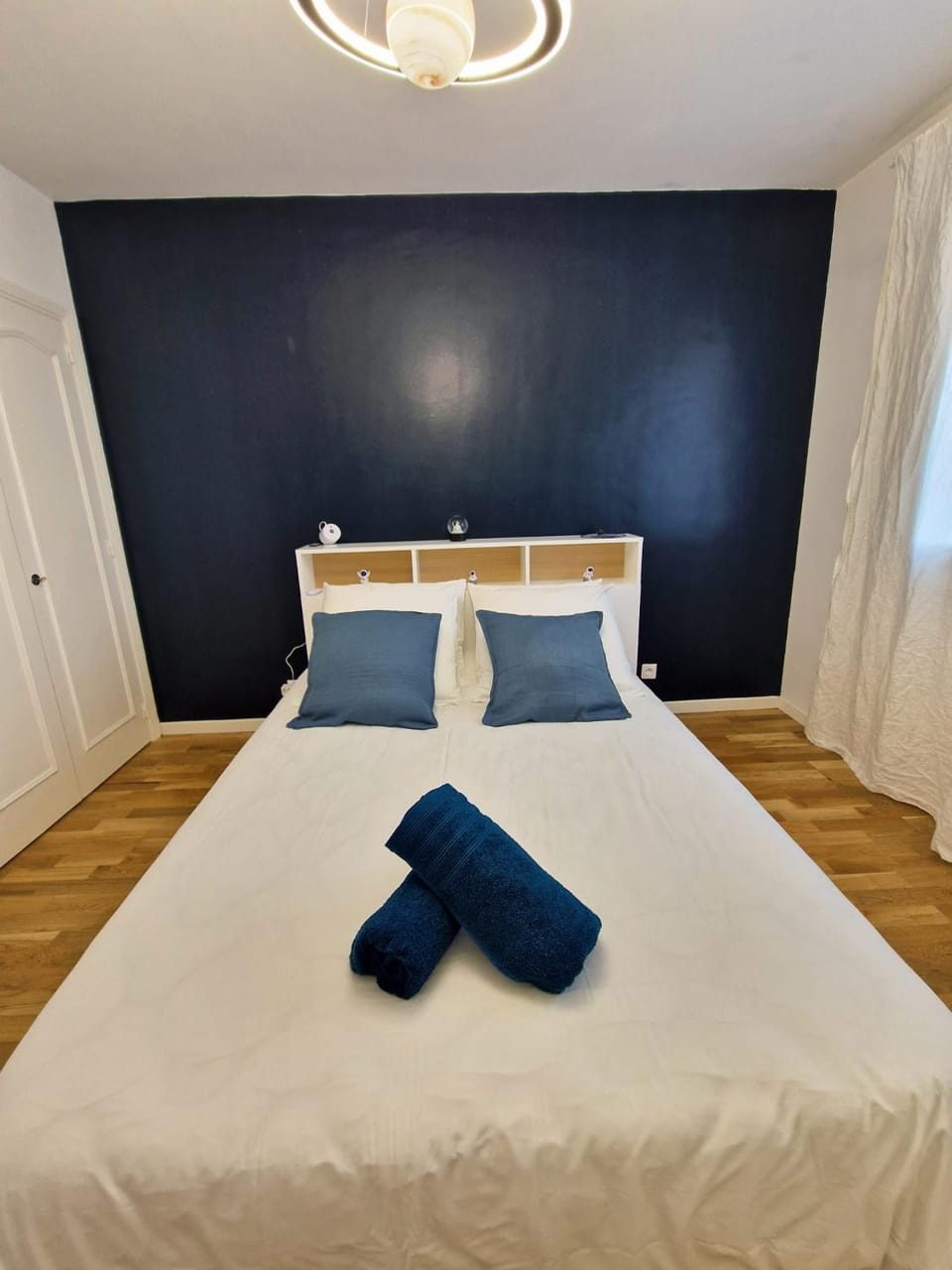 Bed, Photo of the whole room, towels