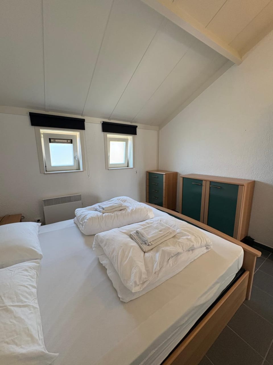 Bed, Photo of the whole room, Bedroom, towels