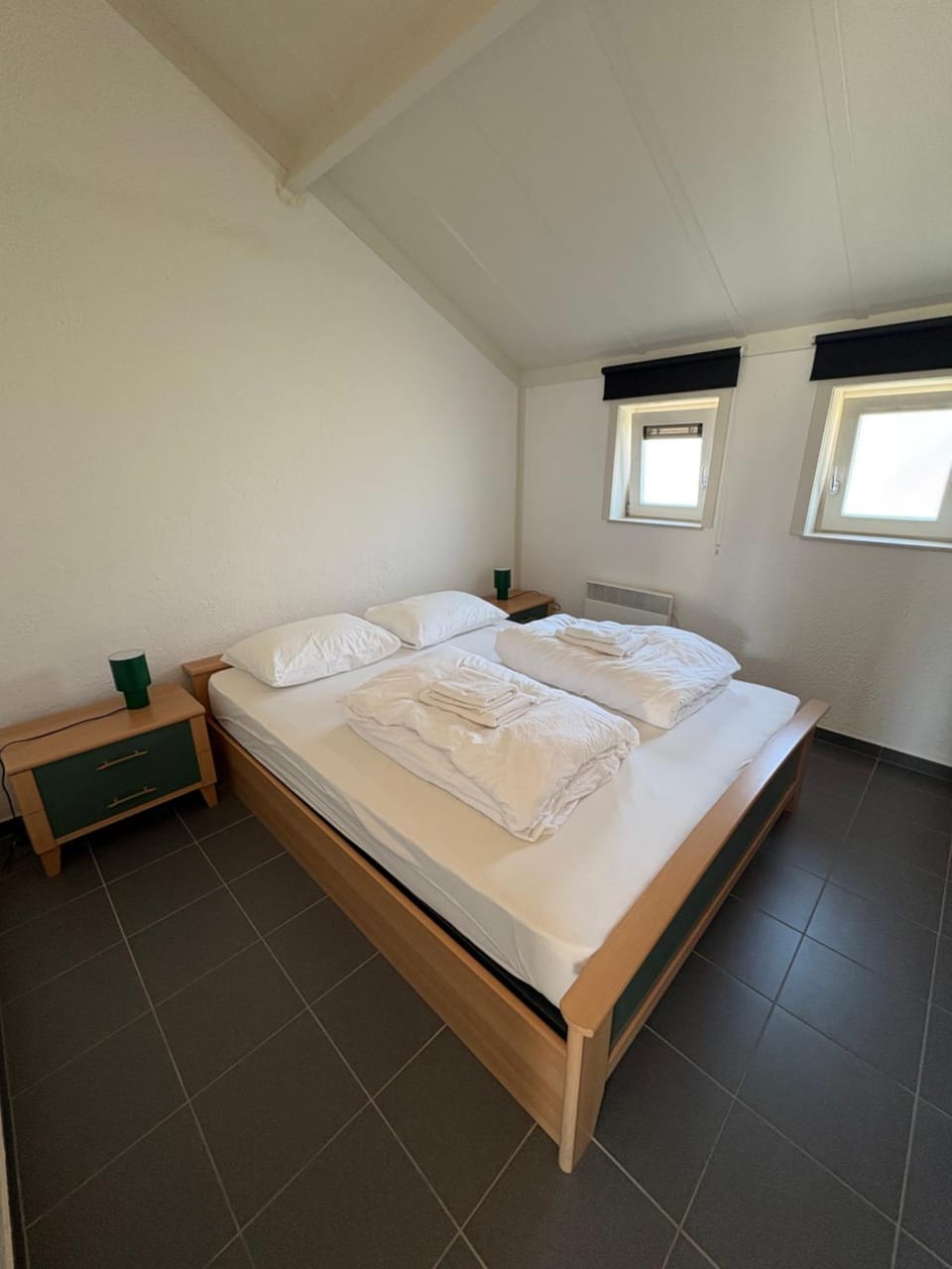 Bed, Photo of the whole room, Bedroom, towels