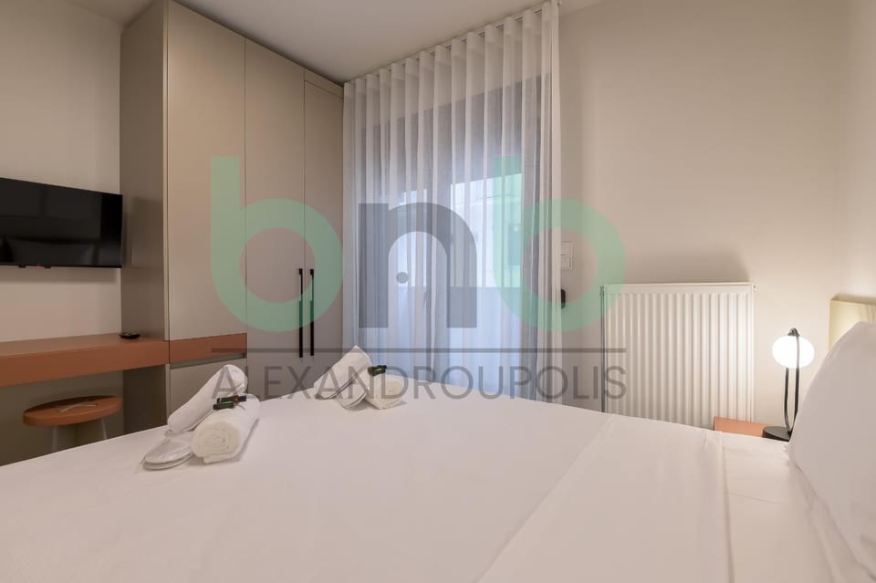 Bed, TV and multimedia, Photo of the whole room, Bedroom, towels, wardrobe