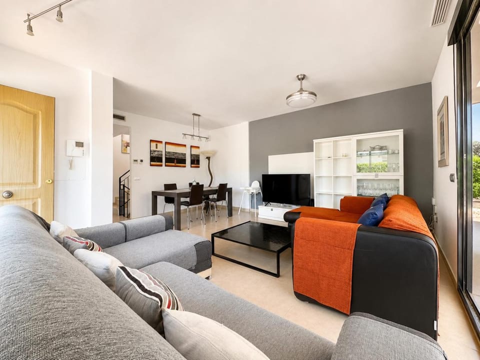 Communal lounge/ TV room, TV and multimedia, Living room, Seating area, Evening entertainment