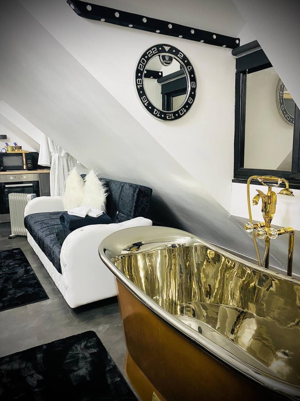 Seating area, Bedroom, Bath