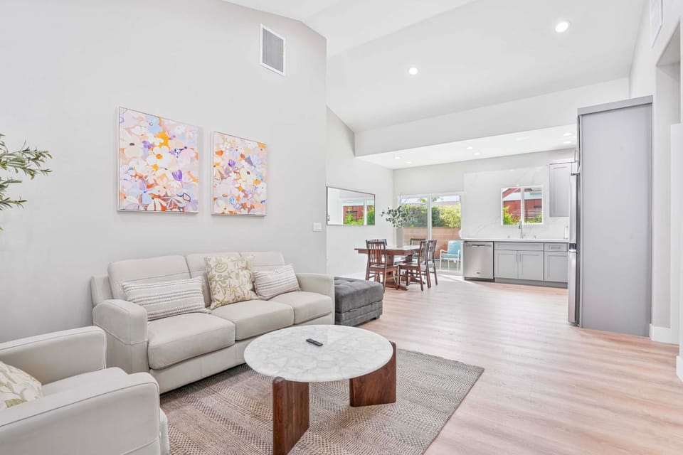 2 Mi to Disneyland: Home w/ Furnished Patio! House in Anaheim