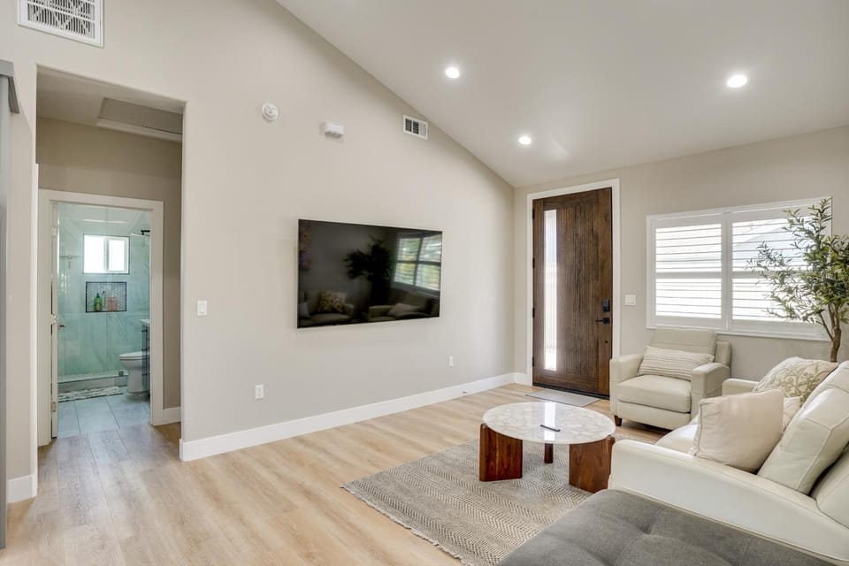 2 Mi to Disneyland: Home w/ Furnished Patio! House in Anaheim
