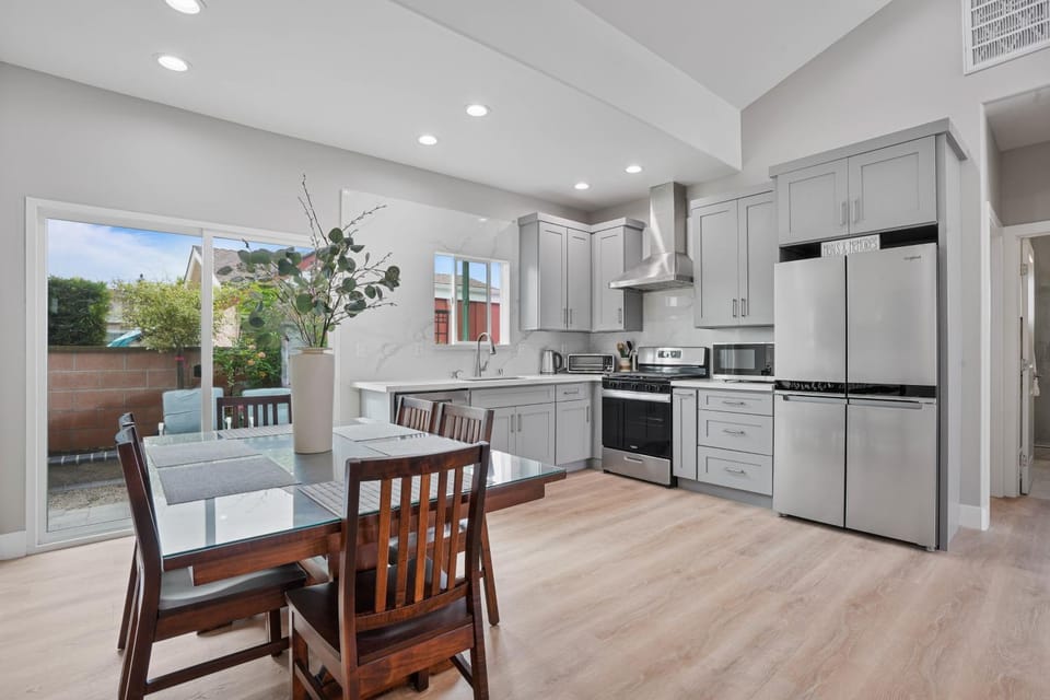 2 Mi to Disneyland: Home w/ Furnished Patio! House in Anaheim