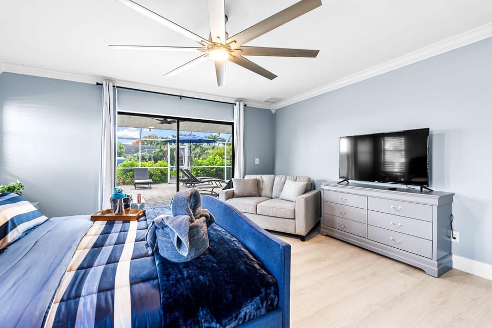 Direct Gulf Access villa w/solar heated pool, boat lift & bikes! Villa Linda - SWFL Rentals Villa in Cape Coral